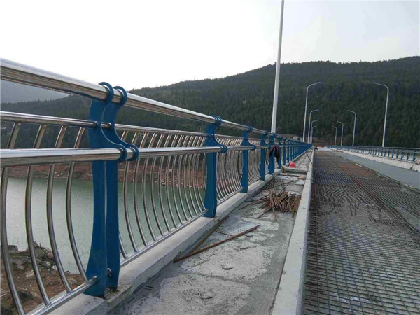 怀柔不锈钢桥梁护栏的特点及其在桥梁安全中的重要作用