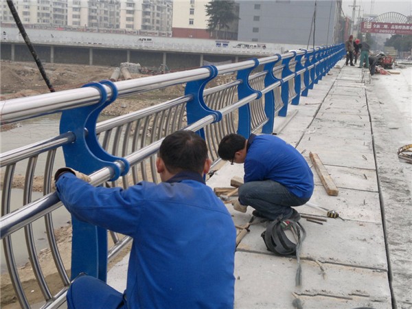 怀柔不锈钢桥梁护栏除锈维护的重要性及其方法