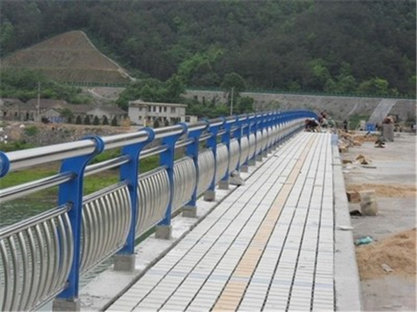 怀柔不锈钢桥梁护栏的特性及其在现代建筑中的应用